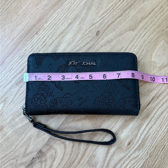 Betsy Johnson Black Zip Wallet with Handle Cowboy Skulls Horseshoe Rodeo - Picture 2 of 7